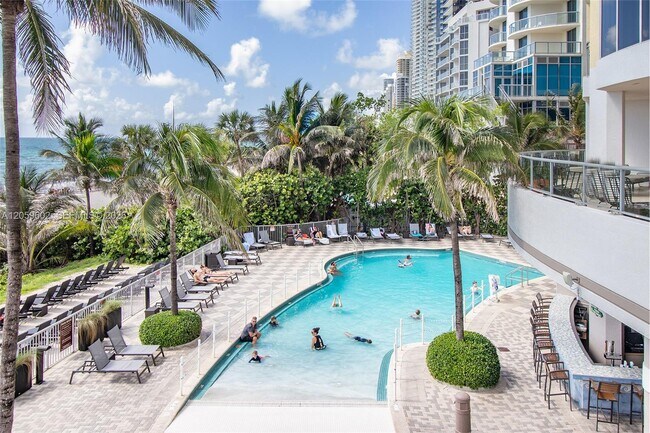 Building Photo - 17375 Collins Ave