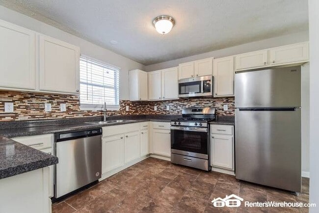 Building Photo - Bright Airy and recently Renovated Traditi...
