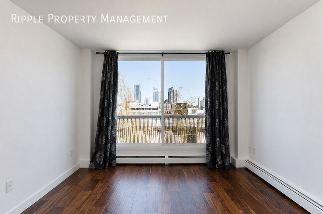 Photo du bâtiment - STUNNING TOP-FLOOR RENOVATED 1-BED + DEN CONDO | CITY VIEWS & PRIME LOCATION