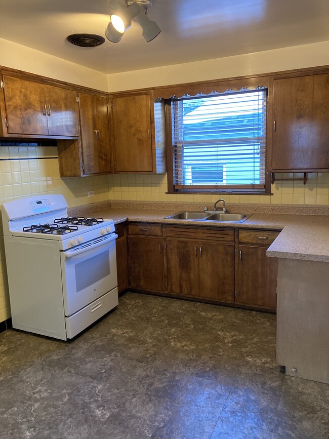 Kitchen - 2851 W Berwyn Ave