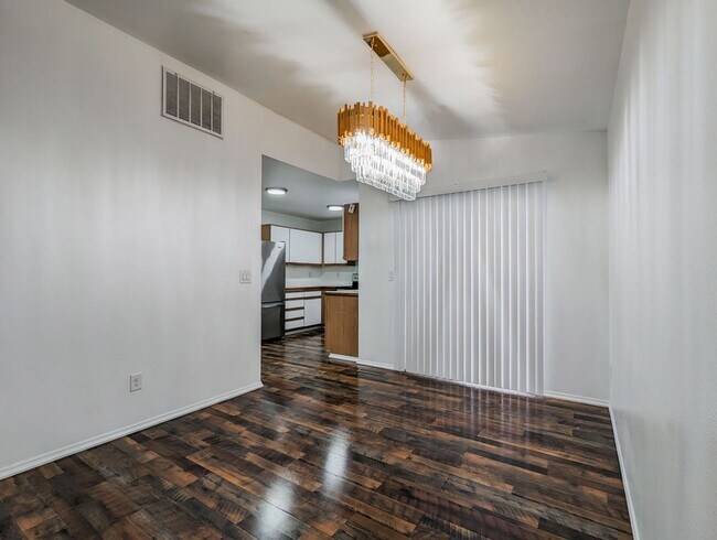 Building Photo - Move in Ready 3bed 2 bath rambler duplex w...