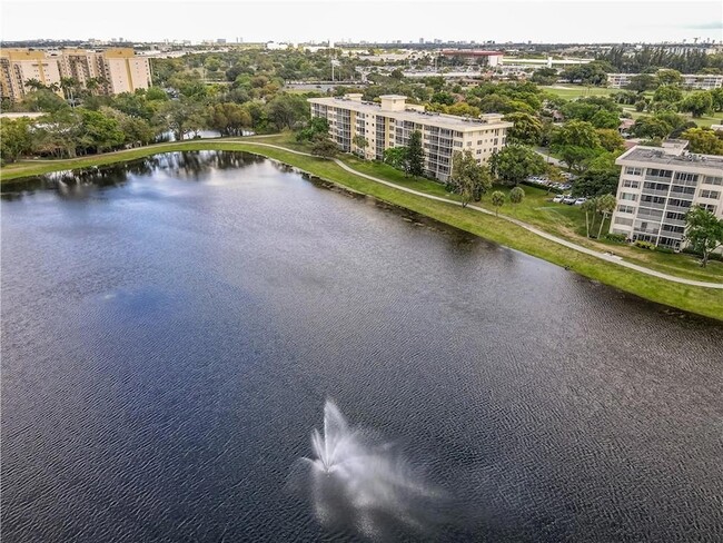 Building Photo - 2751 N Palm Aire Dr
