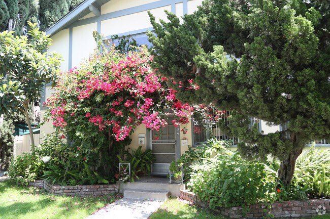 Building Photo - 434 S Oakhurst Dr