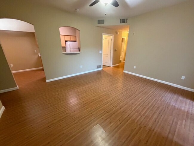 Foto del edificio - Discover Your Dream Condo with Stunning Mountain Views a 1 Car Garage & Covered carport in NW Ren...