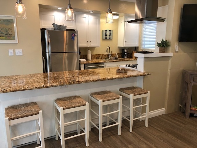 kitched and island - 316 Onyx Ave