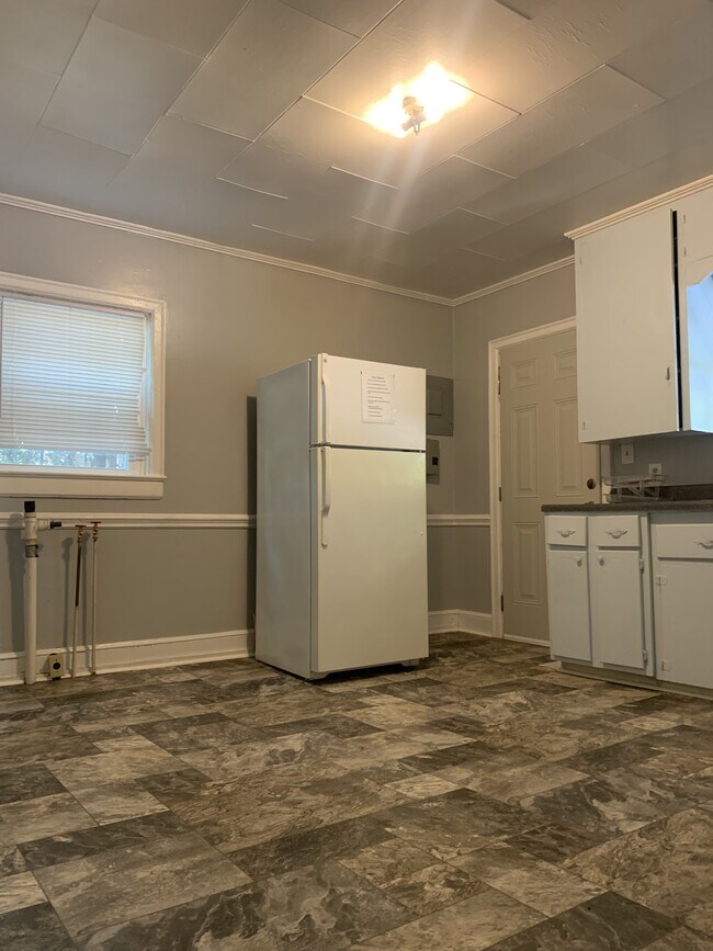 Foto del edificio - 1105 N Charlotte Ave