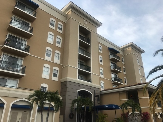 Primary Photo - Annual Furnished Rental in Broadway Promen...