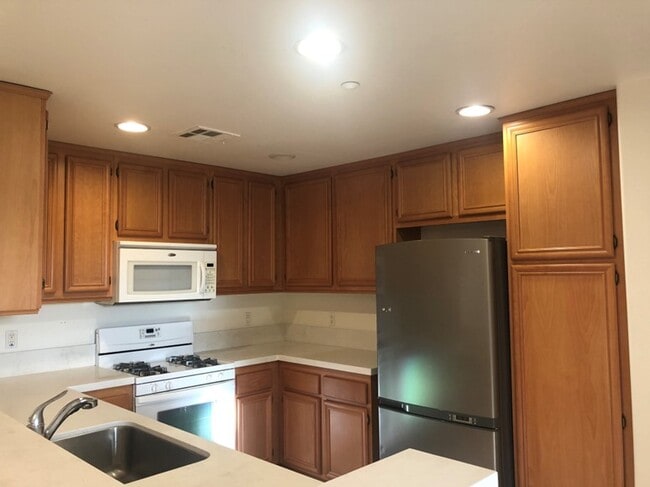 Open kitchen to living room - 259 Riverdale Ct