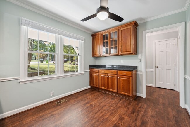 Building Photo - Spacious Oasis! Gorgeous 4 bedroom, 3 full...