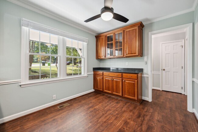 Foto del edificio - Spacious Oasis! Gorgeous 4 bedroom, 3 full...