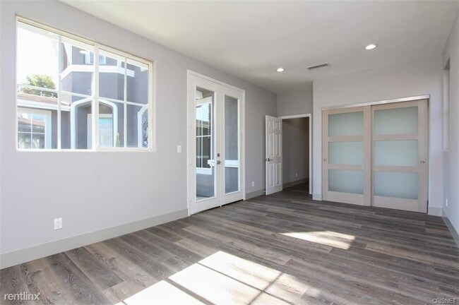 Building Photo - 10325 Edgebrook Way