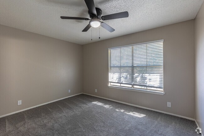 2 habitaciones, 2,5 baños - 1094 pies cuadrados - Dormitorio principal - Hemingway House Apartments