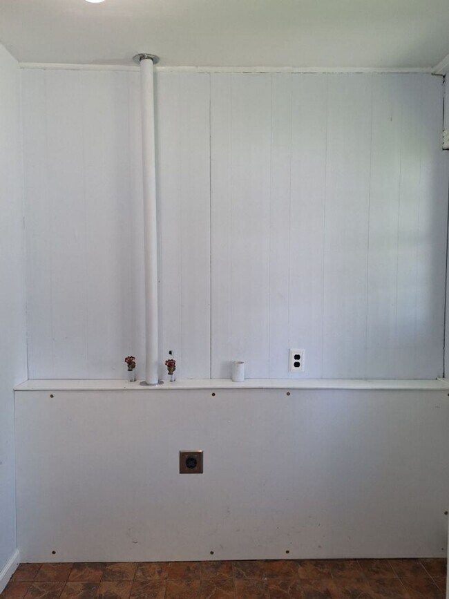 Foto del edificio - Cute white cottage with white picket fence & Huge deck off back door!