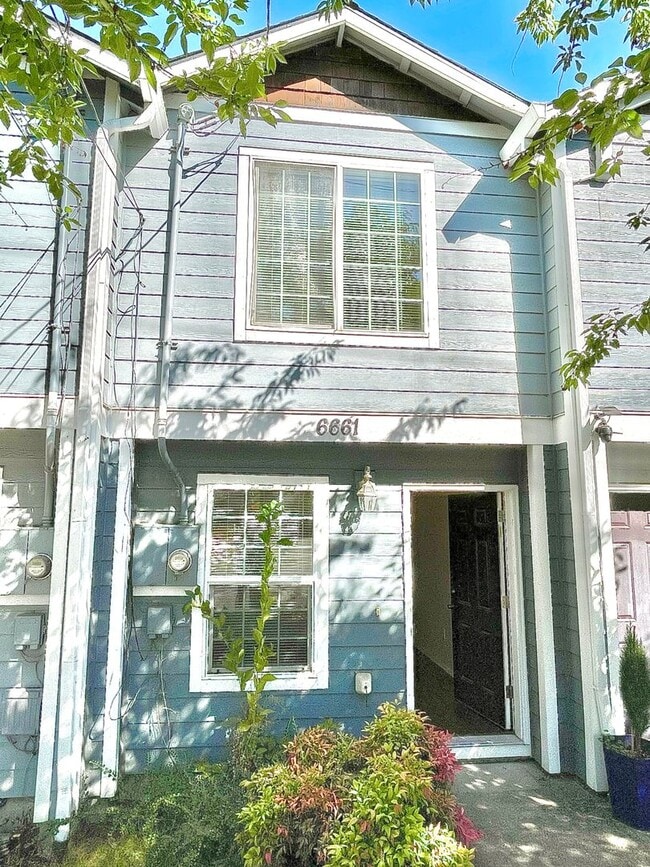 Building Photo - St. Johns Neighborhood Rowhouse with Detached Garage, Private Back Patio