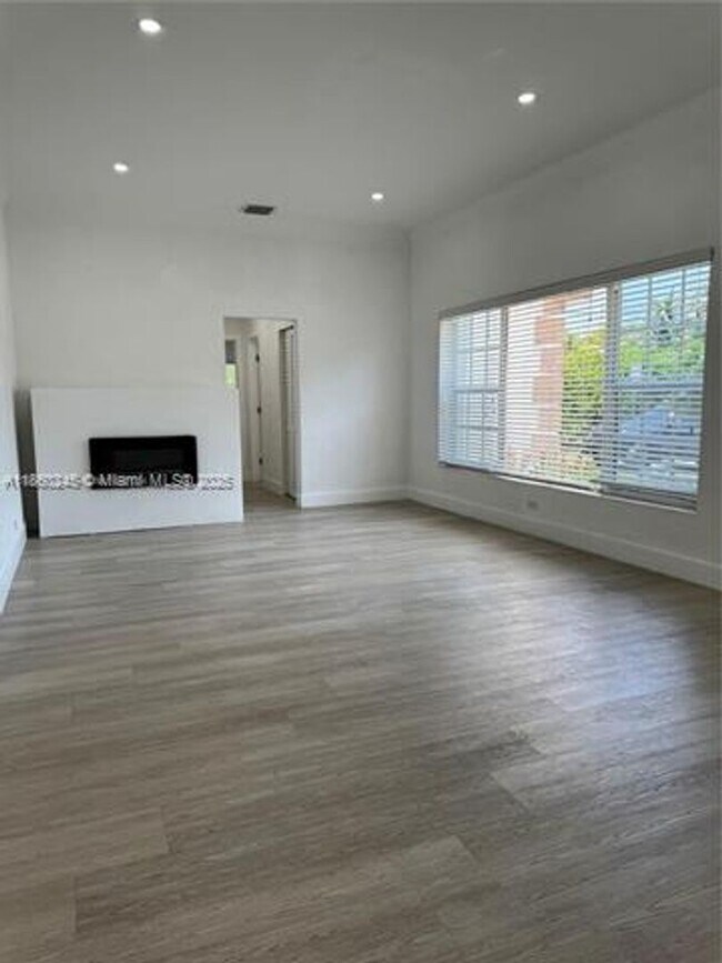 Foto del edificio - 693 NE 80th St