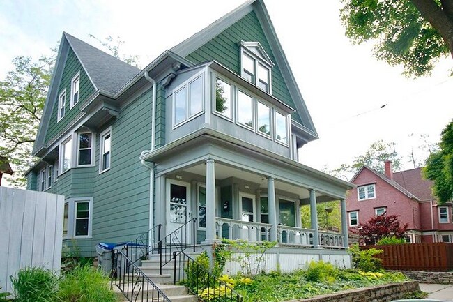 Foto del edificio - 2719 E Hartford Ave