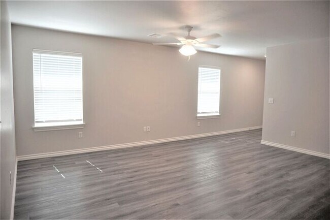 Foto del edificio - 3 Bed 2 Bath 2 Car Duplex in Chisholm Creek NW OKC