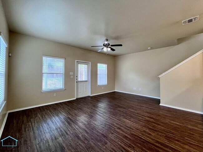 Foto del edificio - Beautiful Two Story Duplex Near Randolph AFB and FT SAM Houston!