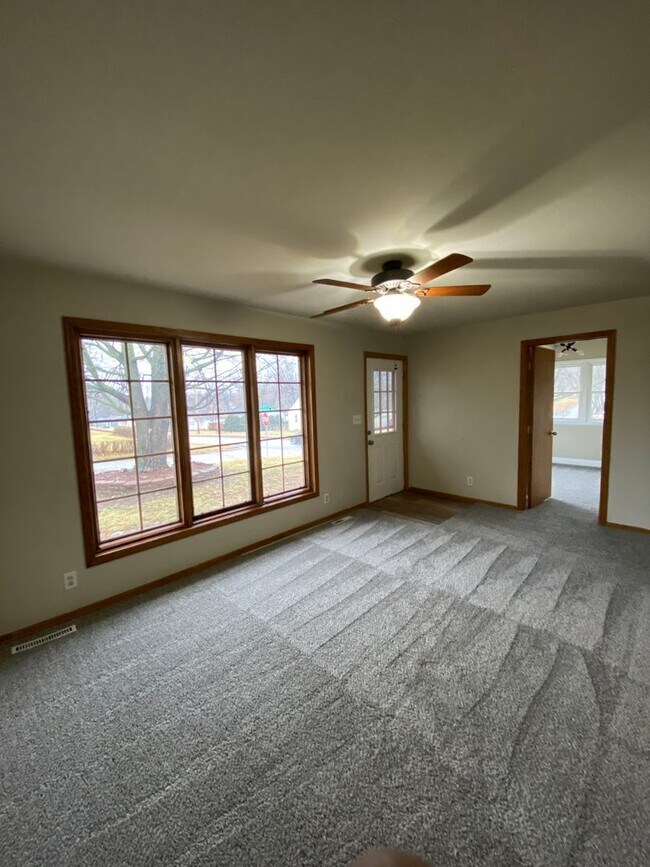 Building Photo - Updated 5 Bedroom 3.5 Bath