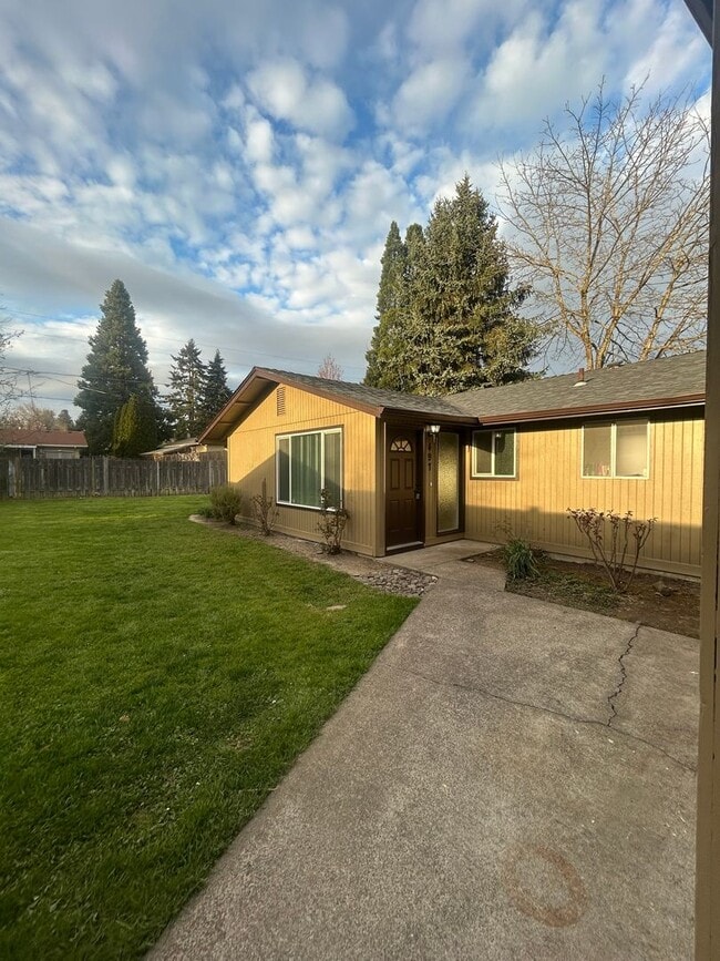 Building Photo - 497 NW Walnut Blvd