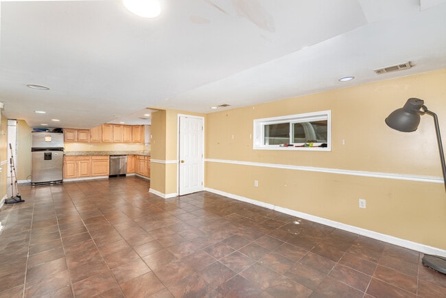Building Photo - 4607 Parkwood Ave