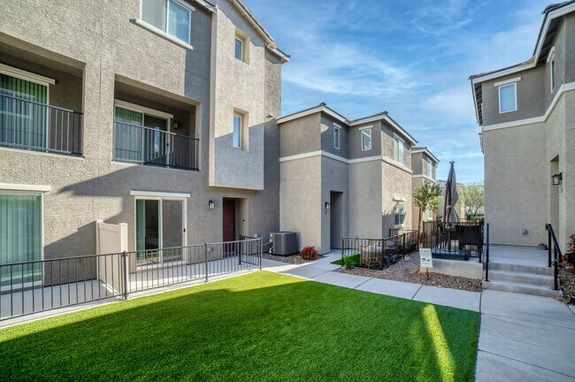 Building Photo - MOVE TO THIS BEAUTIFUL 3-BEDROOM TOWNHOUSE!