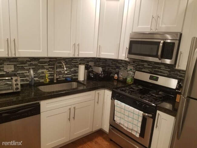 Foto del edificio - 1 br, 1 bath Apartment - 928 W George St