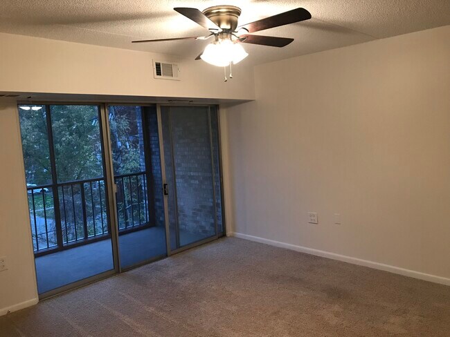 Living room - 2120 Greentree Rd