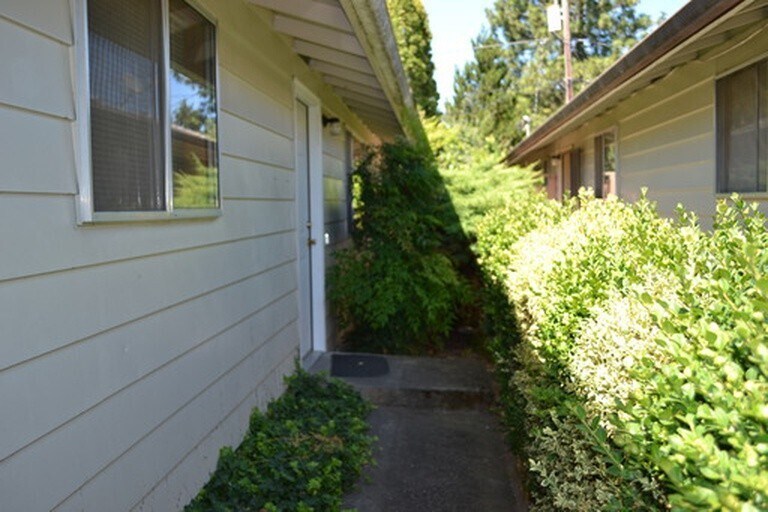 Foto principal - 3 bed/1 bath duplex close to OSU with fenc...