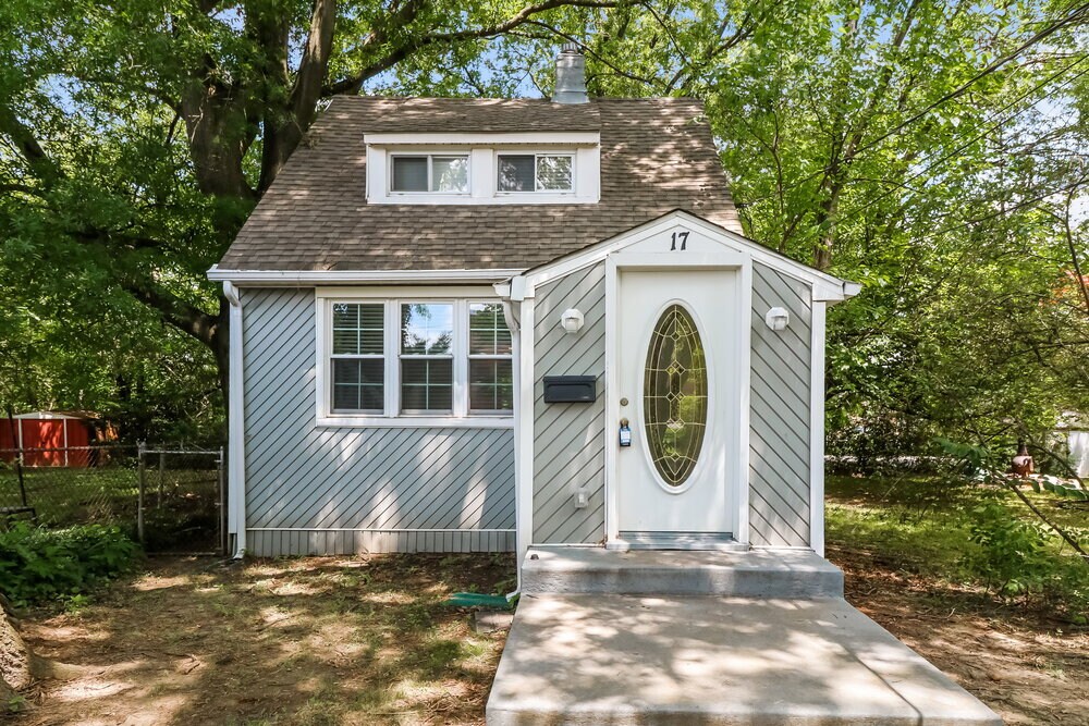 Primary Photo - 17 W Buckingham Ave