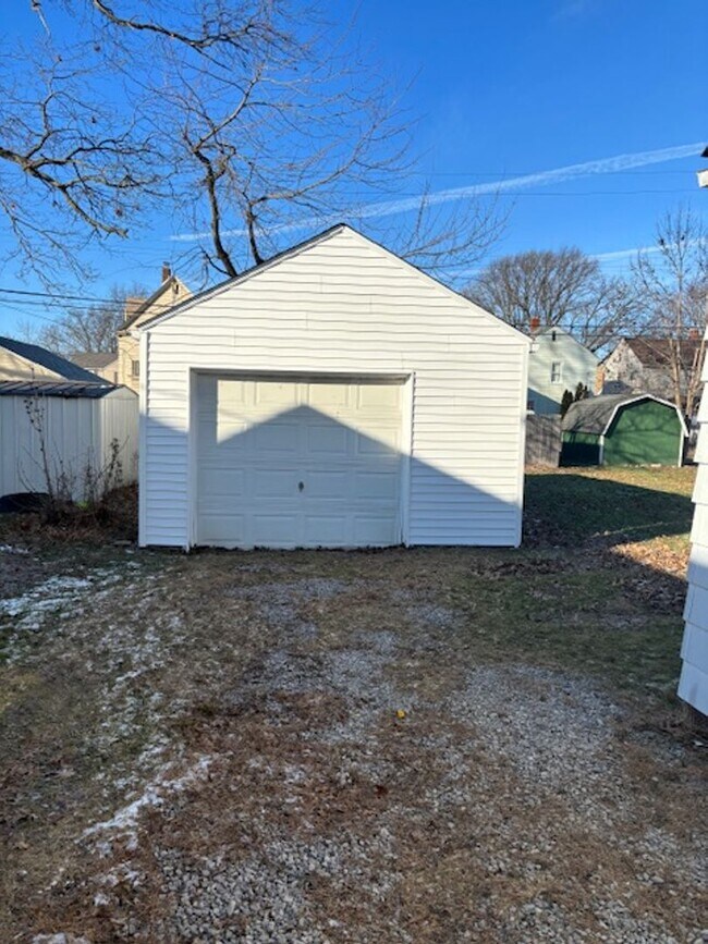 Building Photo - Charming 2 Bedroom 1 Bath Home