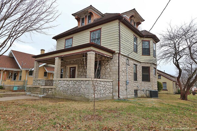 Foto del edificio - Three Story House Close to SEMO - June 2026- May 2027 Lease