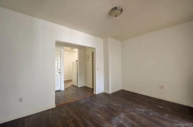 Foto del edificio - 72-47 Metropolitan Ave
