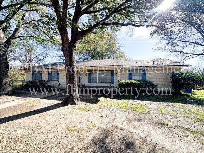 Building Photo - 1501 E. Ennis Ave. - Spacious 3 Bedroom, 3...