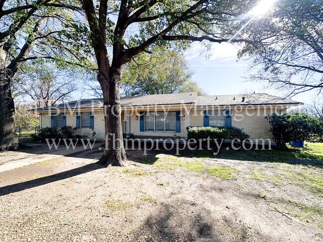 Foto del edificio - 1501 E. Ennis Ave. - Spacious 3 Bedroom, 3...