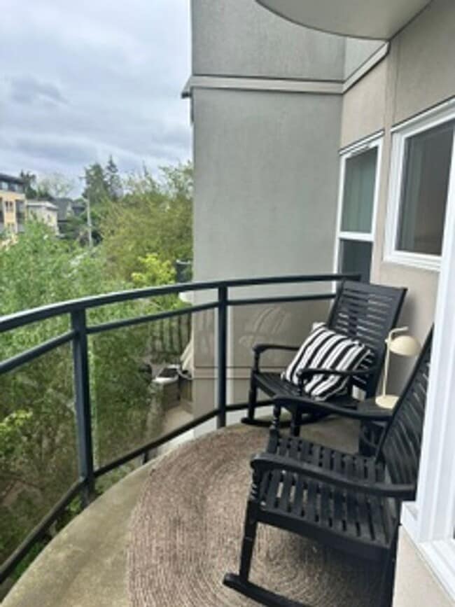 Building Photo - Gorgeous 1 bedroom in the heart of Queen Anne!