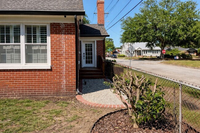 Foto del edificio - 3/2 Duplex Conveniently Situated in an Established Neighborhood!