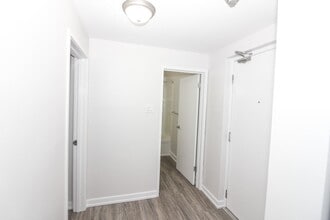 Building Photo - 43 Roslyn Road