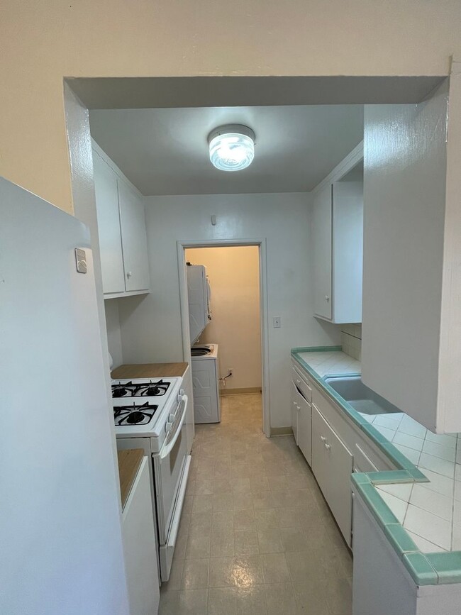 Building Photo - Charming Land Park 2/1 Apartment