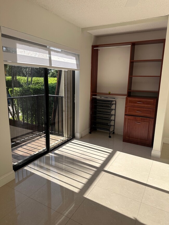 Foto del edificio - 9102C SW 19th Pl