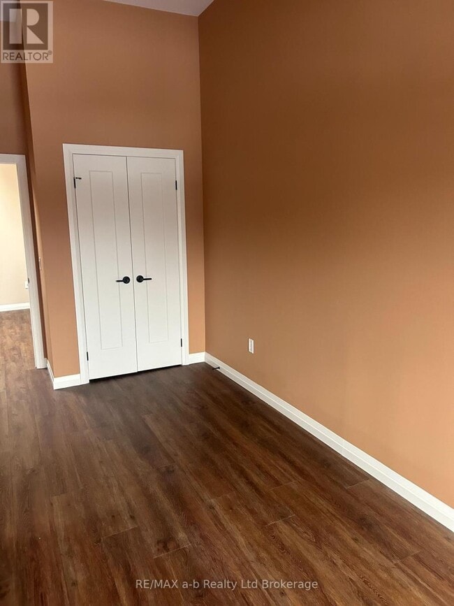 Building Photo - 136 Thames St S