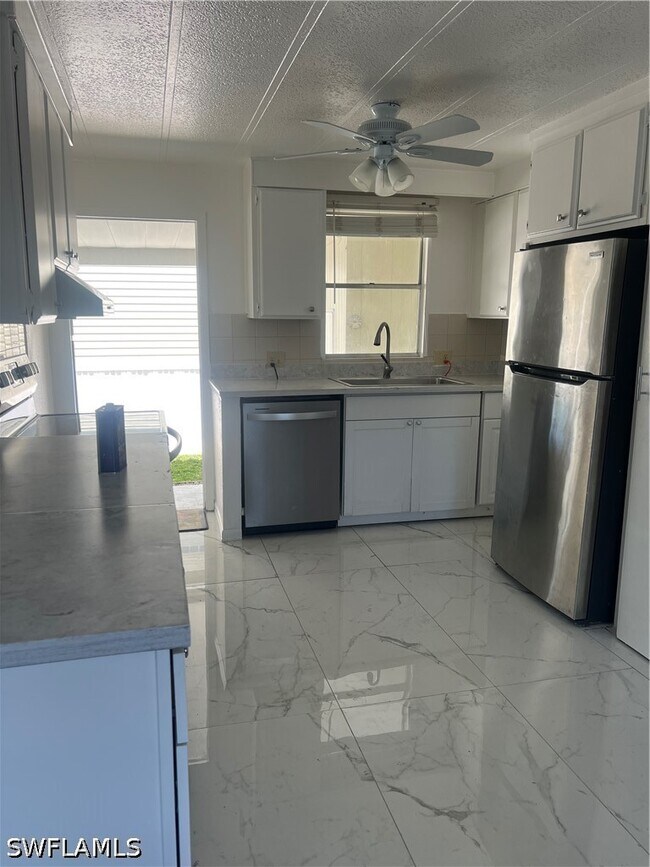 Foto del edificio - 777 Walkerbilt Rd