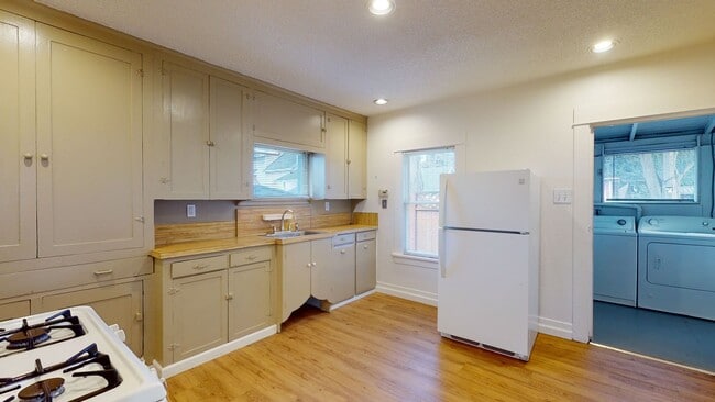 Building Photo - Charming Two Bedroom In the Heart of Downtown Kent !