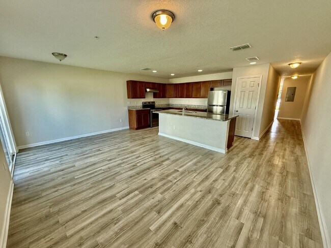 Building Photo - Large 2/2 Apartment Available for Rent