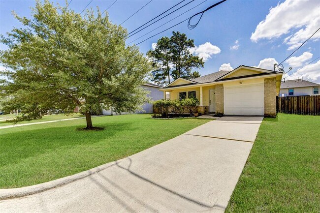 Building Photo - 16751 Fallen Timbers Dr