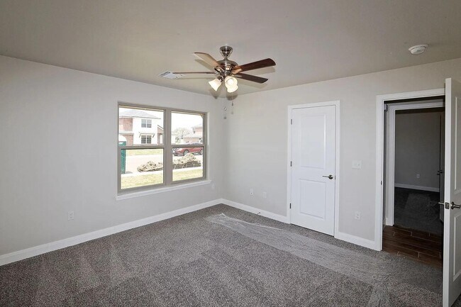 Foto del edificio - 7605 Woodford Ave