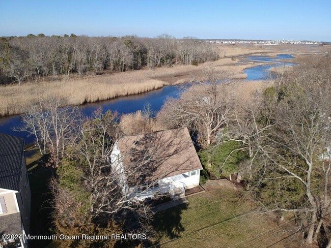 Building Photo - 613 Riverside Dr