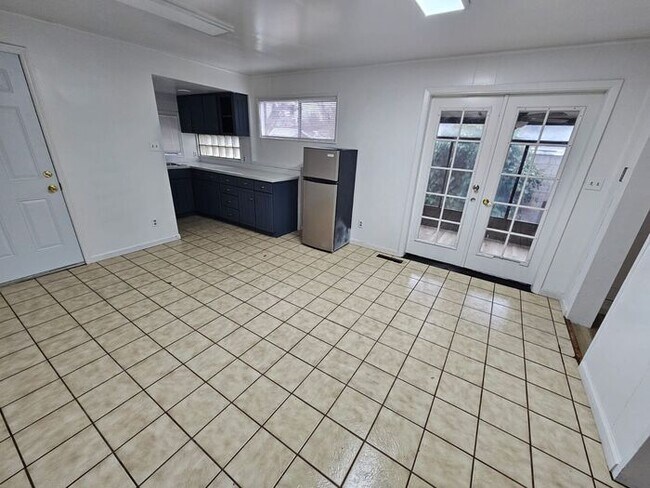 Foto del edificio - For Rent 2 Bed 1 bath, Plus basement, Duplex Home for rent