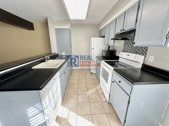 Building Photo - 2022 S Helena St