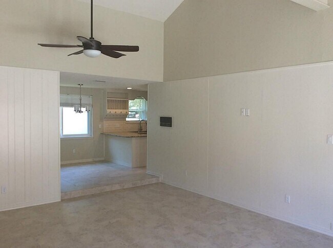 Building Photo - 1326 Pinecroft Dr